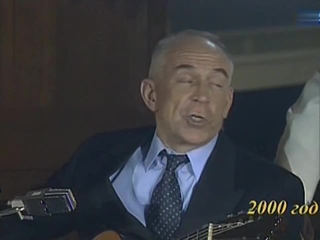 Александр Пашутин и др. Приезжая семья снимается на фоне памятника Пушкину